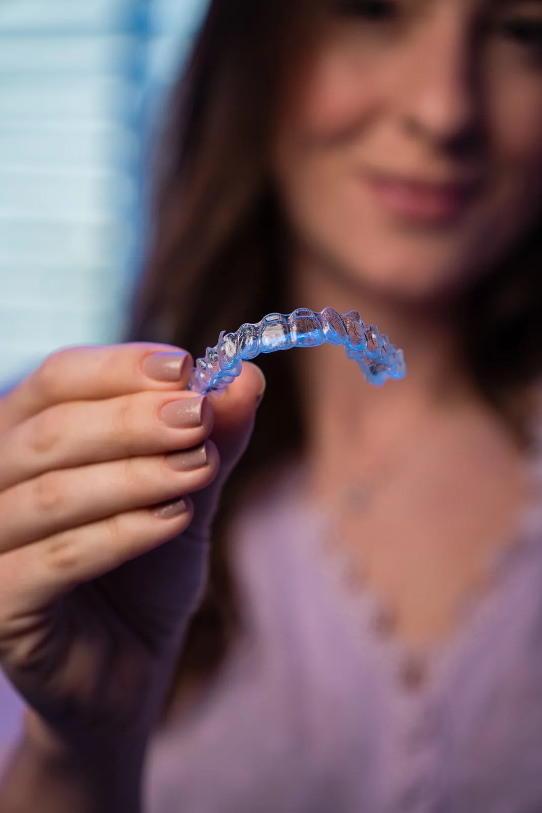 Alineador transparente de ortodoncia invisible mostrado en consulta en Abad Dental Logroño